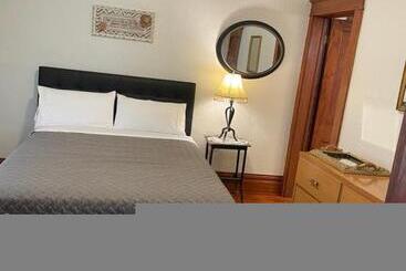 East Side Motel & Cabins