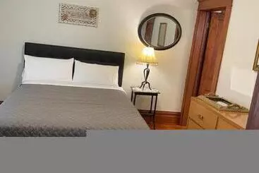 East Side Motel & Cabins