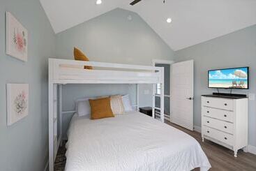 קוטג'' Hook, Wine, & Sinker