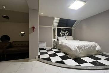 מוטל Suwon Station 25h