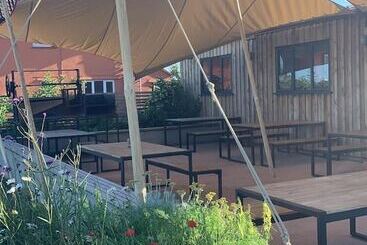 Сельский дом Charming Shepherds Hut With Wood Fired Hot Tub