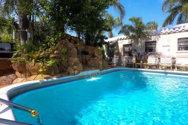 Richard's Motel Studios