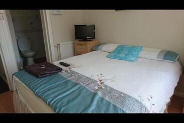 پانسیون Room In Guest Room   En Suite Shower Room Double Room With 1 Double Deyr