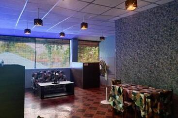 تختخواب و صبحانه The Leisure Home Stay