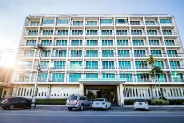 B2 Premier Hotel & Resort