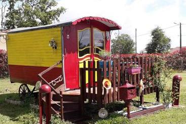 צימר La Roulotte Des Trois Arbres