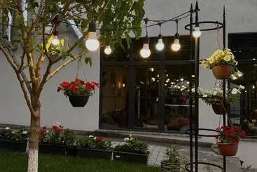 Pensiune Redroof Country House