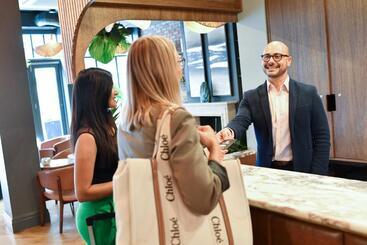 ホテル The Gresham Apart