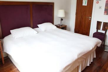 פונדק The Lombard Townhouse