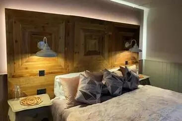 Отель Crab & Boar