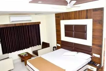 ホテル The New Holiday Inn