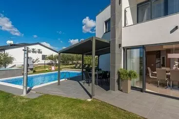 コテージ Villa For Up To 10 Guests With Private Pool And Garden