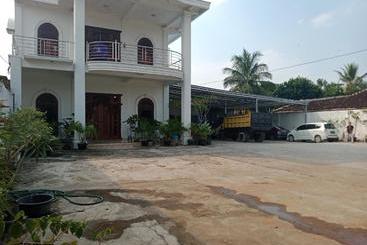 Отель Oyo 90585 Saka Ganta Guest House