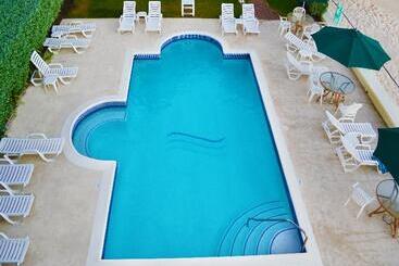 هتل Coral Mist Beach