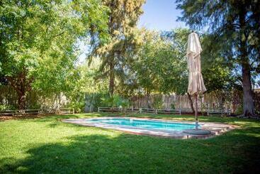 펜션 Kalahari Camelthorn Guesthouse And Camping