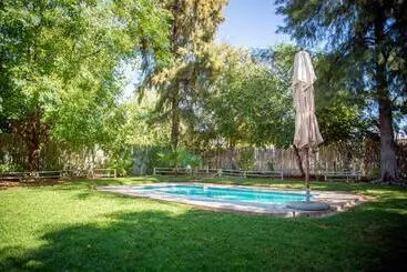 Pension Kalahari Camelthorn Guesthouse And Camping