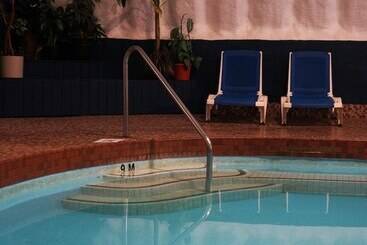 Jolly Roger Inn & Resort