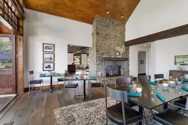 Отель The Lodge At Bronze Buffalo Ranch