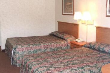 הוסטל Deerfield Inn & Suites