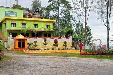 Отель Reddoorz @ Nantampukmas Sidikalang