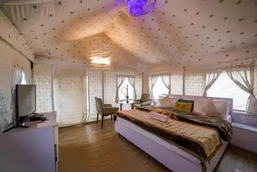 Bed and Breakfast Dawn N Dusk Glamping Tents With Quintessential Valley View