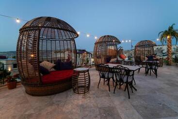 هتل Cratus Stone Palace