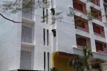 Отель Airport Annex