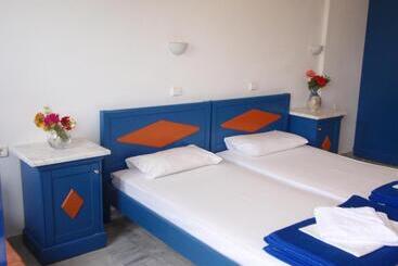 Leonidas Studios & Apartments