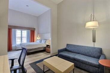 Holiday Inn Express Hotel & Suites Milwaukee Airport, An Ihg