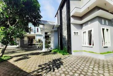 Hotel Villa Monesa Tretes