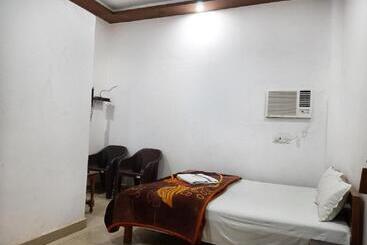 Staymaker Hotel Raj Ganga