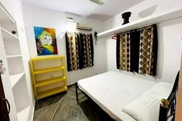 Bed and Breakfast 4bhk Private Farm House For Budget Group Stay