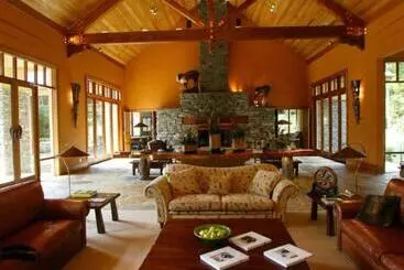 בית מלון כפרי Treetops Lodge & Estate