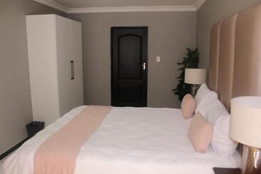 Pension The King S Court Guest Manor