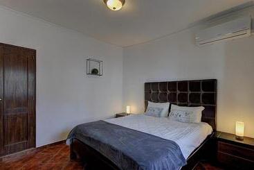 پانسیون Enchanted Villa