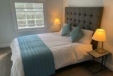 فندق The Falcon Tap Boutique Inn