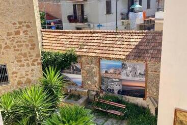 تختخواب و صبحانه Happy Days Terracina