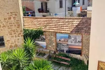 تختخواب و صبحانه Happy Days Terracina