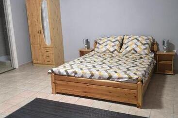 Pensió Amina Apartman