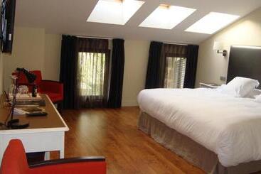 Отель Komentu Maitea