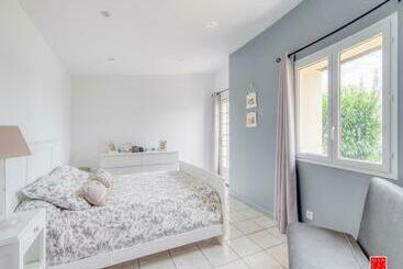 Bed and Breakfast Maison Blanche Piscine Et Petit Déjeuner