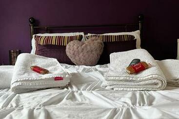 Bed and Breakfast Home From Home, Close To Redditch Hospital Abb