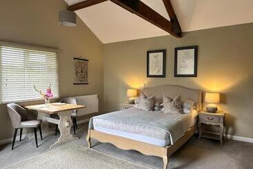 تختخواب و صبحانه White House Farm   Beautiful Self Contained Courtyard Rooms