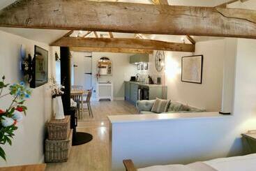 膳宿费 The Stables