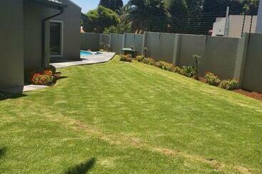 ペンション Urlyfstyle Cottage 10km From Or Tambo Int Airport