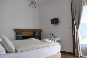 بنسيون La Tana Rooms