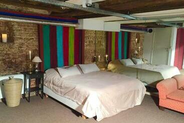 ベッドアンドブレックファースト Top Notch Apartment Along Canal In Historic Centre