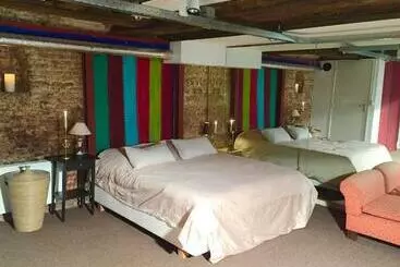 Aamiaismajoitus (B&B) Top Notch Apartment Along Canal In Historic Centre