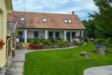 Bed and Breakfast Falubíró Vendégháza