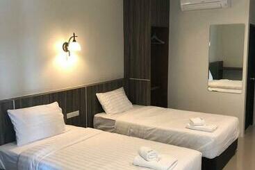 Отель The Hub Suratthanl